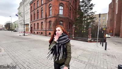 Piocadh poiblí: faigheann cailín álainn fucked le haghaidh iPhone agus faigheann sí cum ina pussy. CleoModel